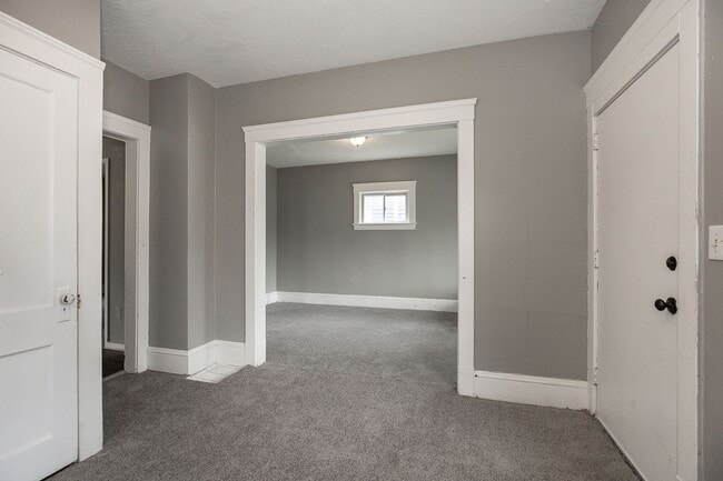 Building Photo - 4 BED 1 BATH SINGLE FAMILY HOME IN CLEVELAND!