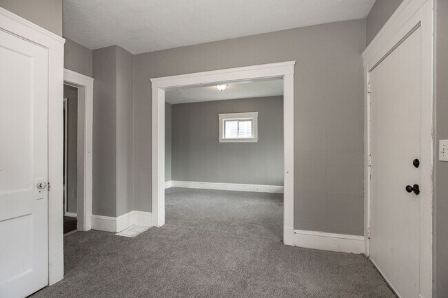 Foto del edificio - 4 BED 1 BATH SINGLE FAMILY HOME IN CLEVELAND!