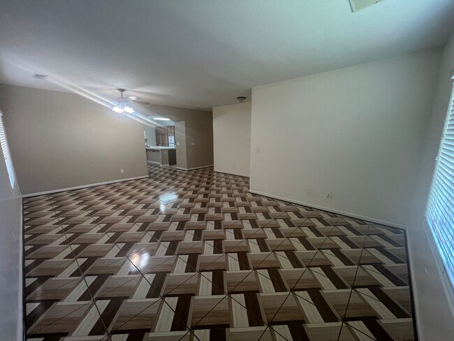 Foto del edificio - ***JUST REDUCED!!!*** Spacious 4 bedroom, ...