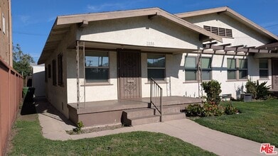 Building Photo - 1153 W 39th St