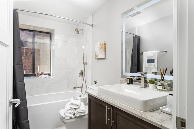 Foto del edificio - 2211 E 67th St