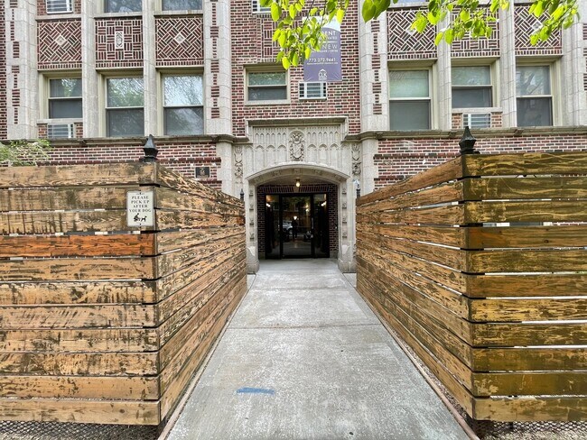 Building Photo - 5051 N Kenmore Ave