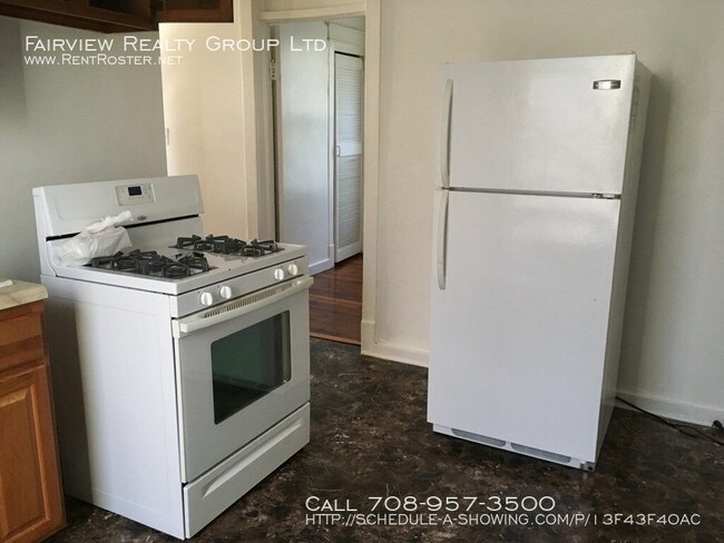 Building Photo - 11539 S La Salle St - 2 - 2 beds, 1 full bath