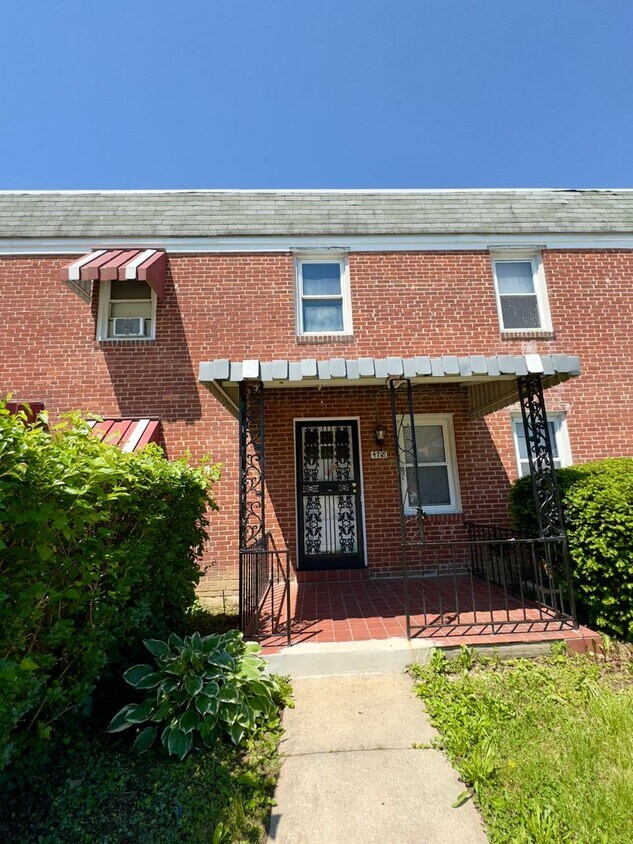 Primary Photo - Impressive 3-Bedroom Townhome with Spaciou...
