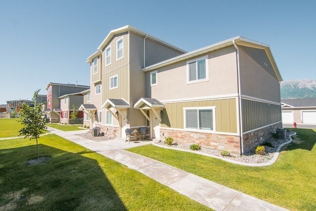 Building Photo - Waters Edge Townhome!