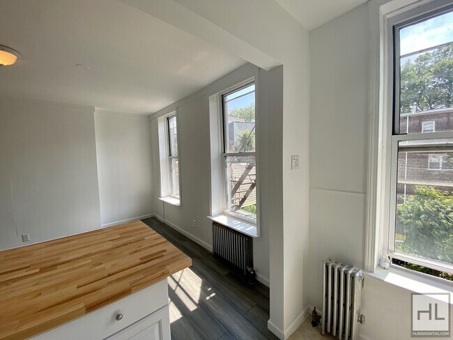 Building Photo - 19 Newel St