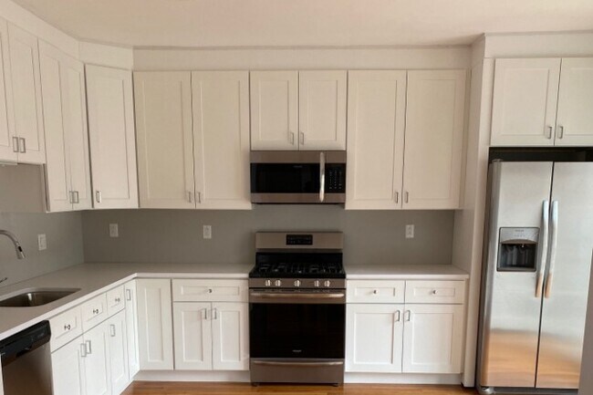Kitchen - 190 Kelton St