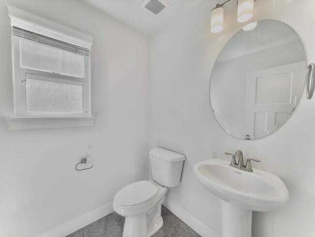 Foto del edificio - 3 Bed | 2.5 Bath | 2,365 sq ft above grade | Full unfinished basement | 2-car garage
