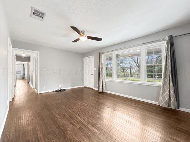 Building Photo - Charming 3/1 Home in Quiet Established Com...