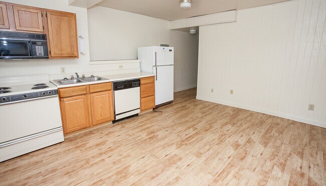 Building Photo - 547 Layman Ave