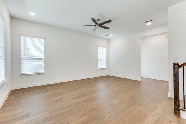 Building Photo - Modern 3 Bedroom / 2.5 Bath Townhome in Fo...