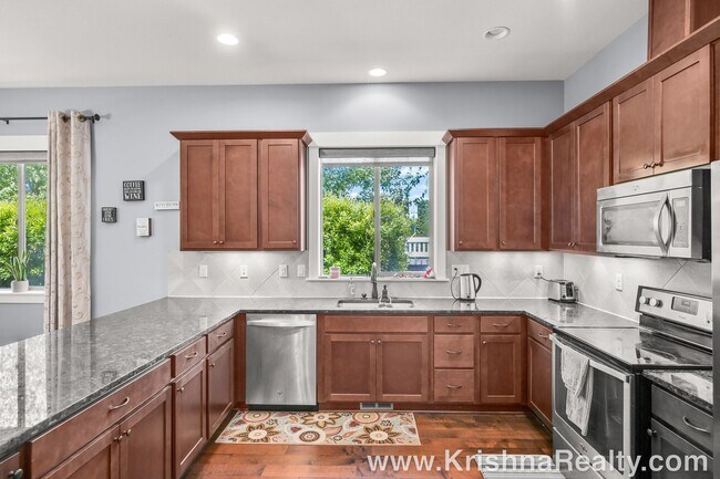 Building Photo - Amazing 3 BD + Office/Den Single Family *1...