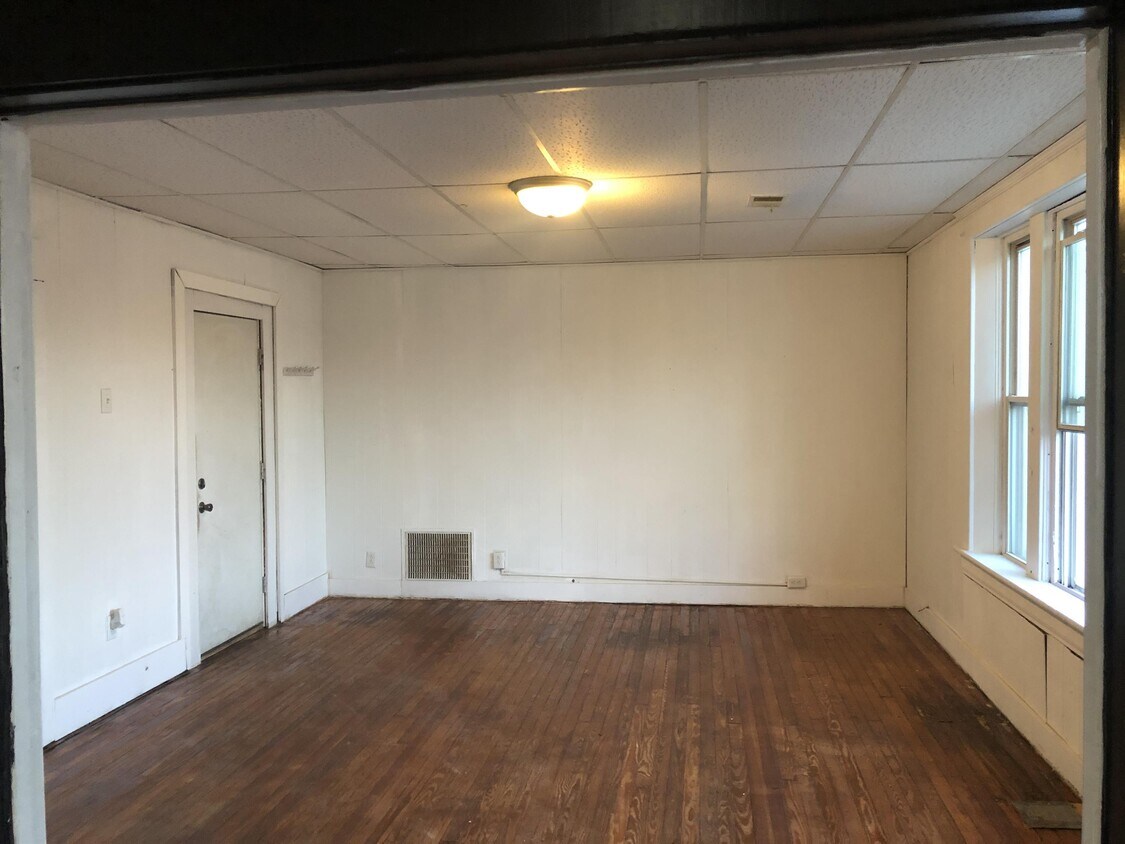 Primary Photo - 102 S State St