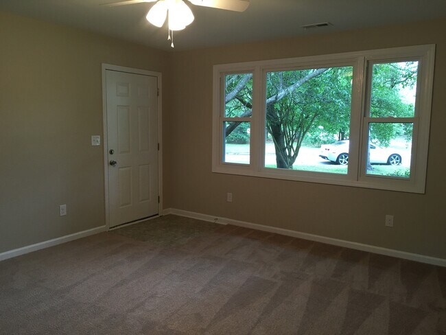 Building Photo - AVAILABLE  2/1/2021 3 BR 1 BA  HOUSE * LAR...