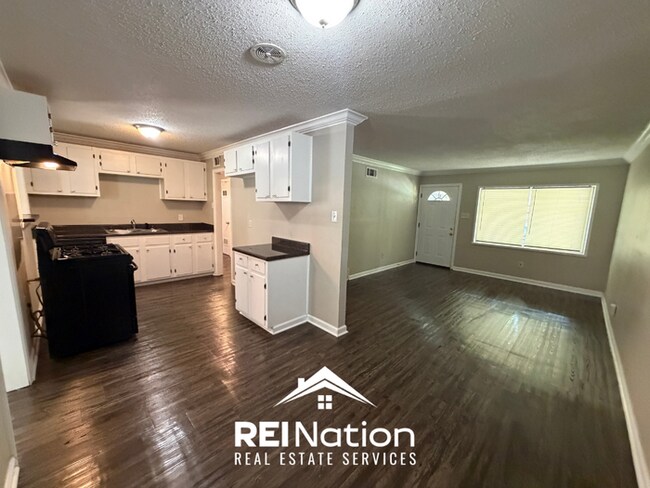 Foto del edificio - Charming 3BR/2BA East Memphis Home | 1,795 Sq Ft, Hardwood Floors & Fireplace