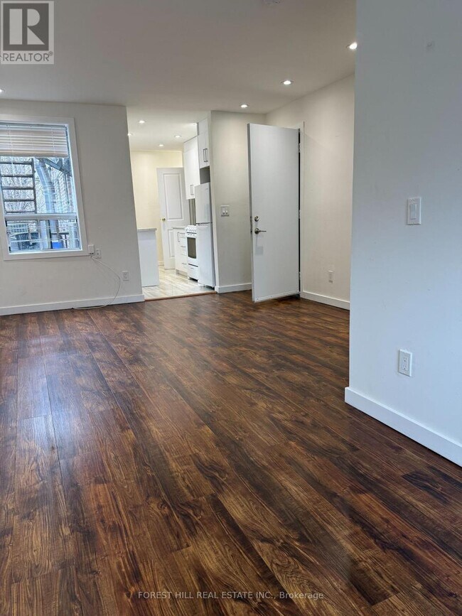 Photo du bâtiment - 378-378 Bloor St W
