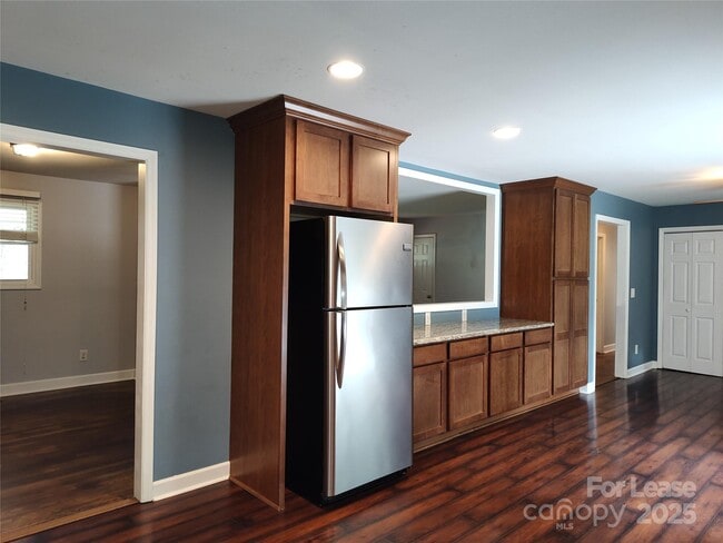 Foto del edificio - 303 Cedarwood Ln