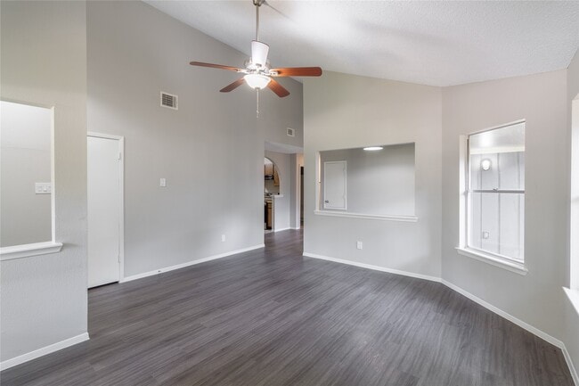 Foto del edificio - 3118 Lucida Ln