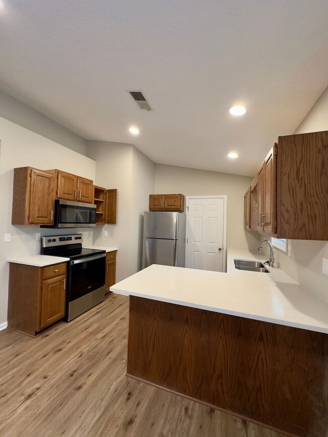 Building Photo - 527-690-692-IO