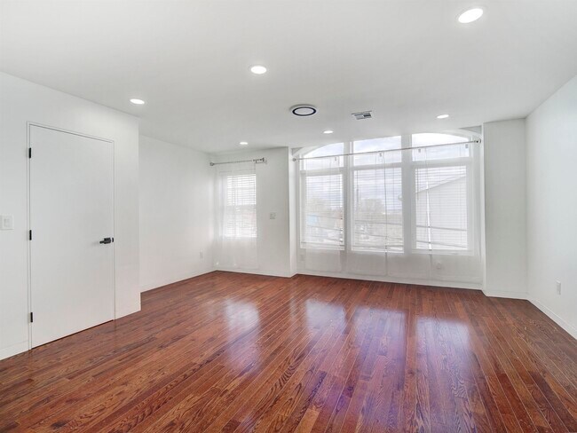 Building Photo - 8310 Newkirk Ave