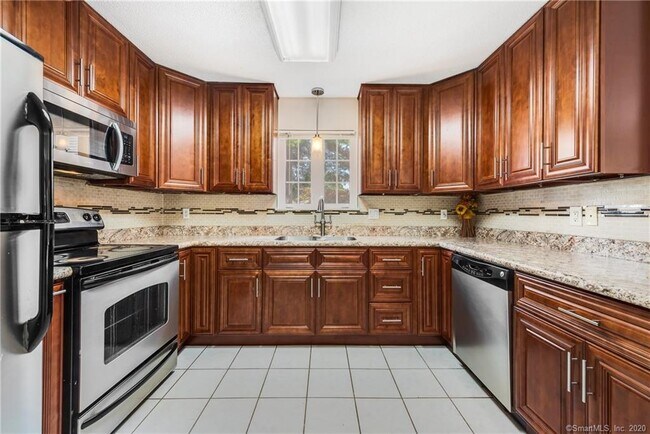 Foto del edificio - 64 Fitch Meadow Ln