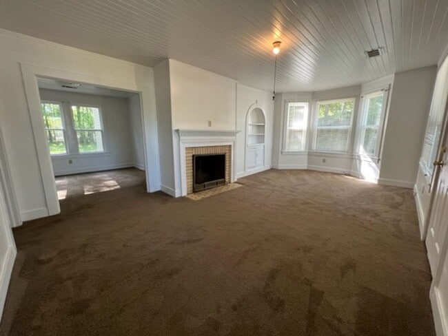 Building Photo - 2 Bedroom, 1 Bath House