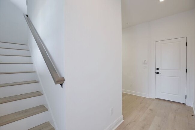 Building Photo - Stunning 2/2 Modern Townhome with a Bonus ...