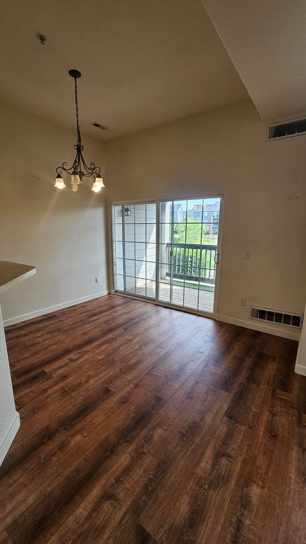 Building Photo - Bright and Open Condo