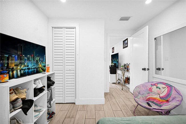 Foto del edificio - 6501 SW 4th St