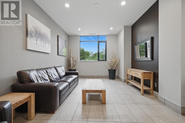 Photo du bâtiment - 808 Bronson Ave