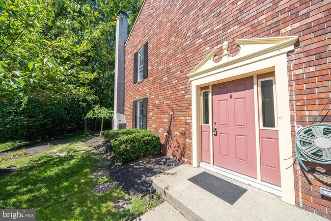 Building Photo - 10 Forestview Ct