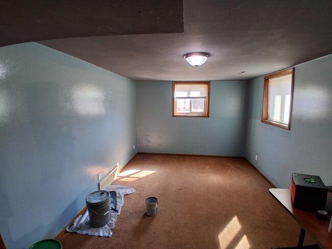 Ask for more pics, I will send video - 155 Woodward St