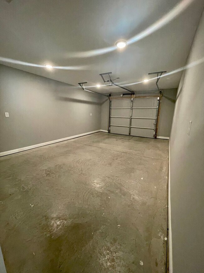 Building Photo - 3 Bedroom Single Family Home with Attached...