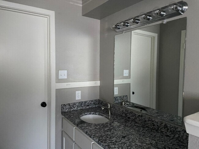 Building Photo - 102 Cherie Ln