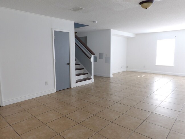 Building Photo - 4 Bedroom 2.5 Bath 2 Car garage Carole Arc...