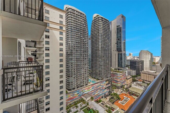 Building Photo - 999 SW 1st Ave