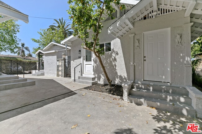 Building Photo - 3913 S Budlong Ave