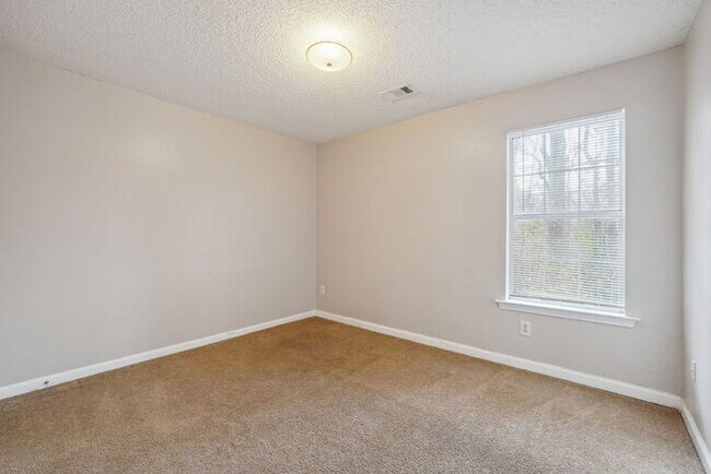 Building Photo - 3 bedroom townhouse with a bonus room