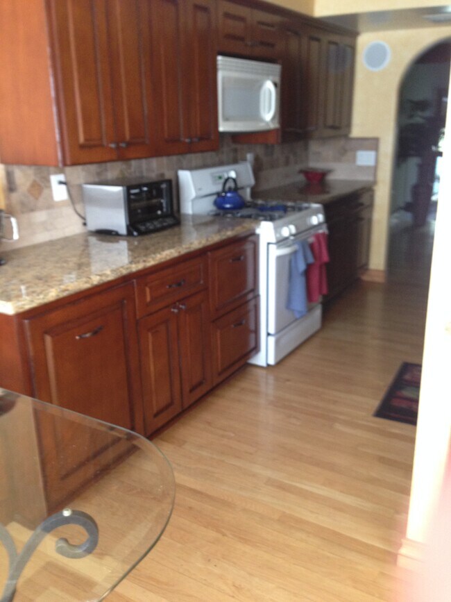 kitchen - 11774 Moorpark St