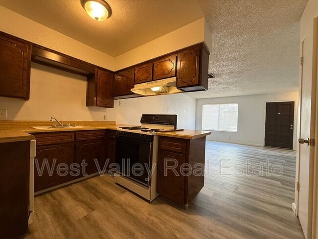 Building Photo - 205 W Ash St