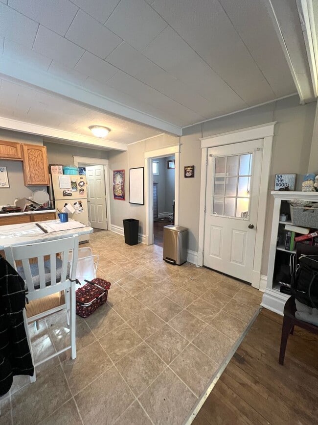 Foto del edificio - AVAILABLE APRIL 1st - 2 Bed 1 Bath Upper Apt!