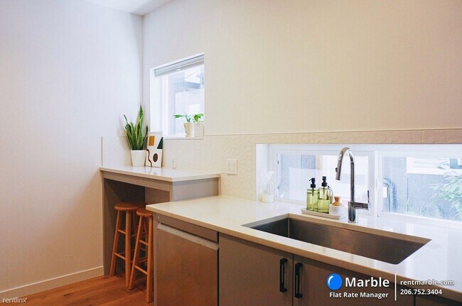 Foto del edificio - 3 br, 2 bath Townhome - 9551 Ashworth Ave ...