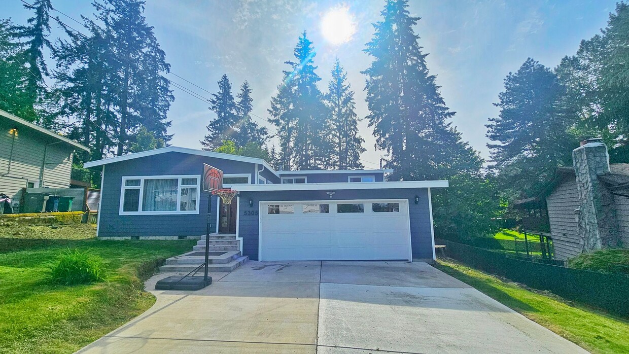 Primary Photo - Spacious 4 Bed 3 Bath Home in Sought After...