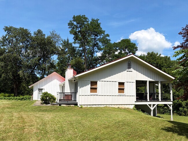 Foto del edificio - 40 W Hunns Lake Rd