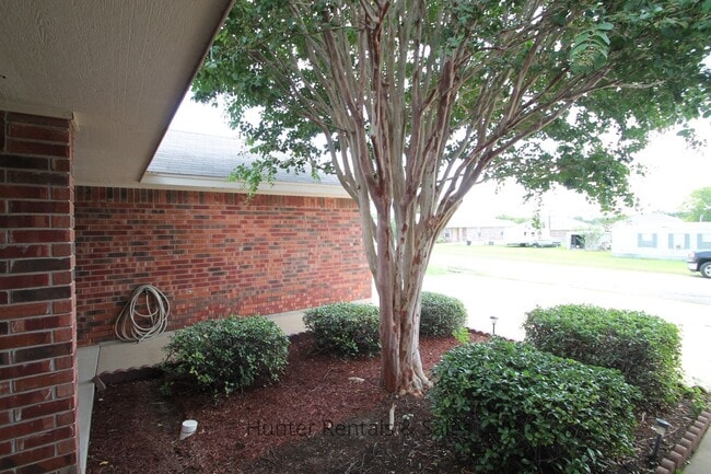 Building Photo - Heights Duplex!