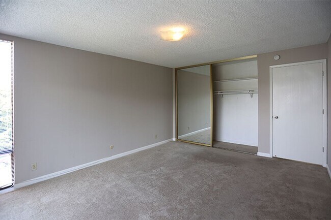 Foto del edificio - OPEN HOUSE: Thursday (4/23) 6:00pm-6:45pm. Contemporary, top floor 1BR/1BA in the Forest Knolls d...