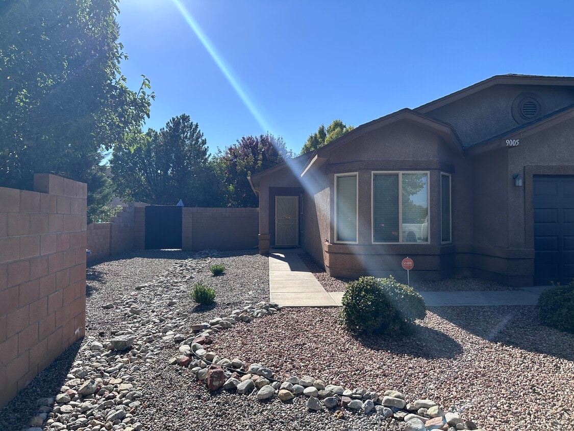 Building Photo - 9005 Rio Galisteo Pl NW