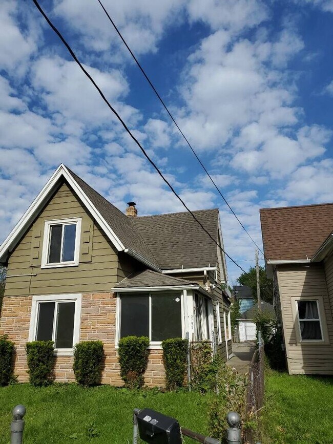 Foto del edificio - Newly Renovated 4BR/1BA Single-Family Home with Garage – Cleveland