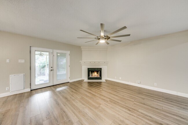 Foto del edificio - 3 Bedroom/2.5 Bath Canyon Oaks Subdivision