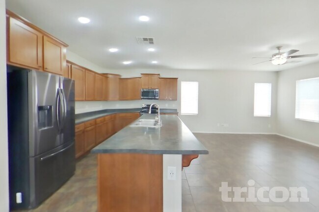 Building Photo - 4930 E Del Rio Dr